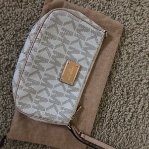 Micheal Kors wristlet